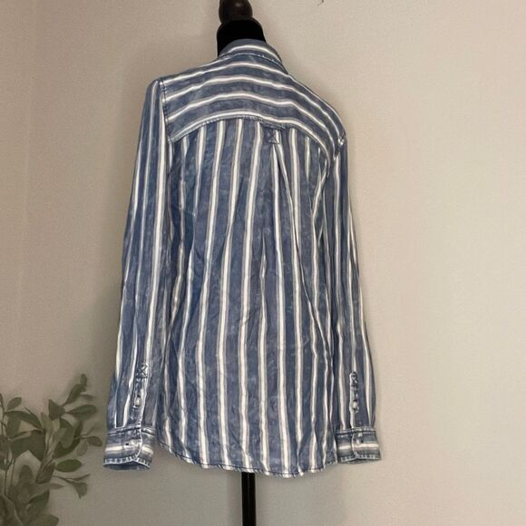 Women’s American Eagle Button Down Shirt. Size XS - Picture 5 of 9